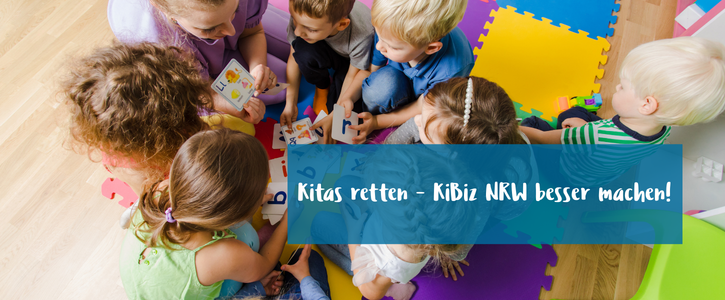 Schriftzug Kitas retten - KiBiz NRW besser machen!, im Hintergrund sind spielende Kinder zu sehen.
